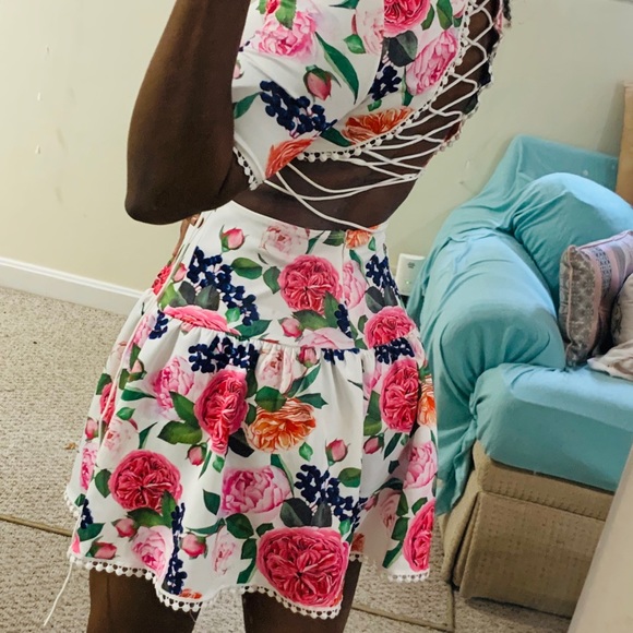 Dress with flower design - Picture 2 of 7